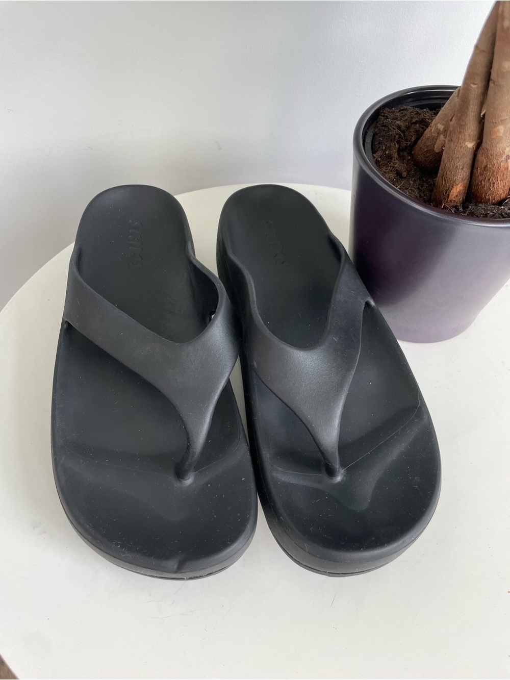 Women Size 9.5  SKIMS Onyx Molded Platform Sandal Flip-Flops Black